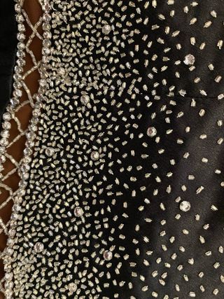 Vestido de fiesta espectacular con pedrería.