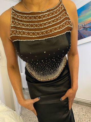 Vestido de fiesta espectacular con pedrería.