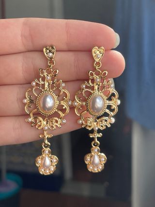 Pendientes dorados con perlas