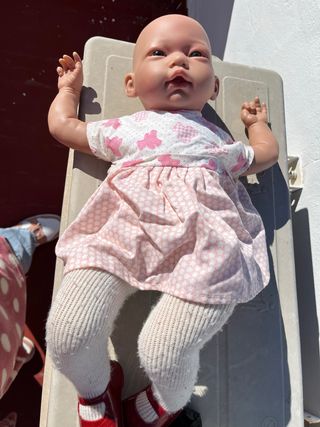 Muñeca bebé con vestido rosa