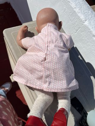 Muñeca bebé con vestido rosa