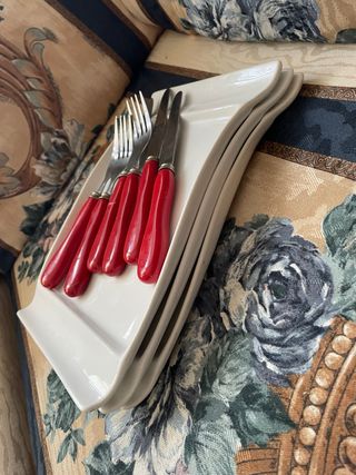 Conjunto de platos y cubiertos