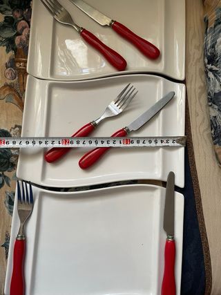 Conjunto de platos y cubiertos