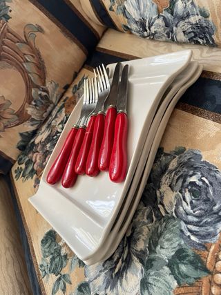 Conjunto de platos y cubiertos