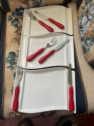 Conjunto de platos y cubiertos