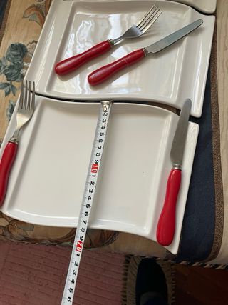 Conjunto de platos y cubiertos