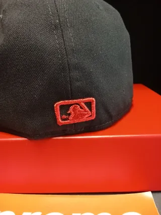 Gorra New Era - Supreme LA Negra Roja Talla7.3/8
