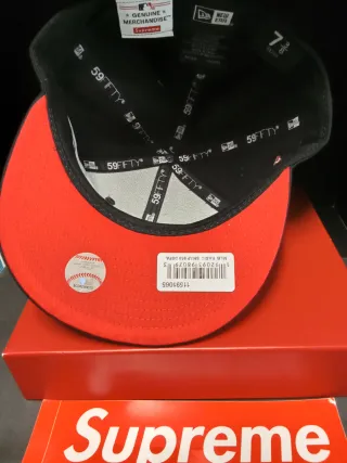 Gorra New Era - Supreme LA Negra Roja Talla7.3/8