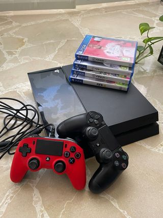 PS4 + 2 mandos + 4 FIFAS (16,18,20,21)