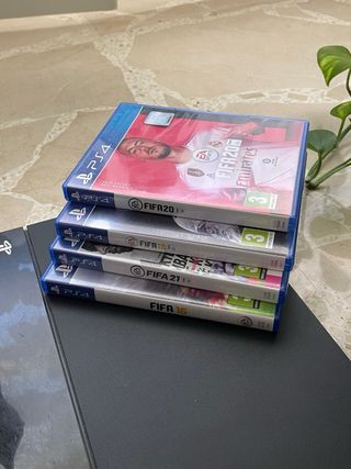 PS4 + 2 mandos + 4 FIFAS (16,18,20,21)