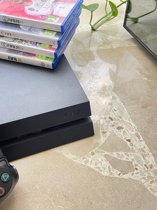 PS4 + 2 mandos + 4 FIFAS (16,18,20,21)