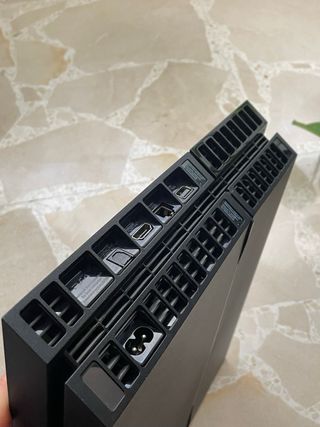 PS4 + 2 mandos + 4 FIFAS (16,18,20,21)