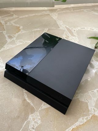 PS4 + 2 mandos + 4 FIFAS (16,18,20,21)