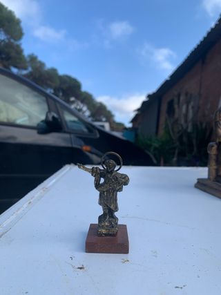 Figura trono corona esfera