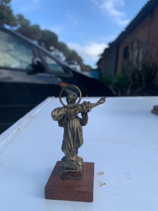 Figura trono corona esfera