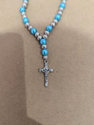 Pulsera elástica con cruz plateada