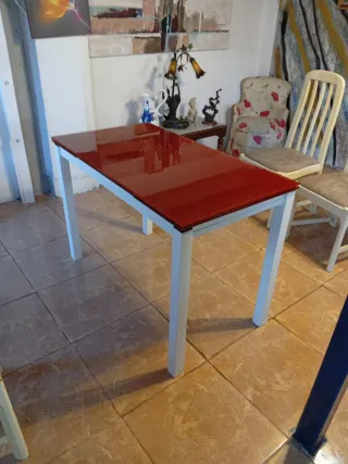 Mesa de cocina cristal rojo y metal blanco