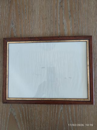 Cornice in legno con bordo dorato