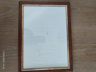 Cornice in legno con bordo dorato