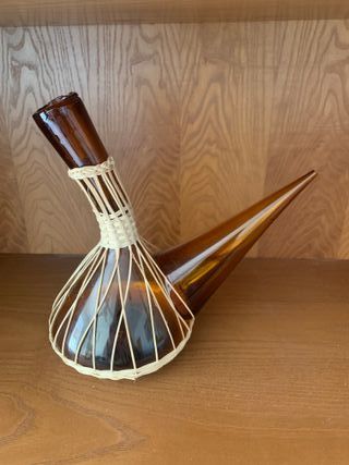 Porrón cristal ámbar con mimbre vintage