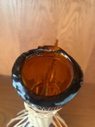 Porrón cristal ámbar con mimbre vintage