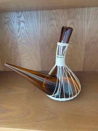 Porrón cristal ámbar con mimbre vintage