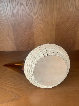 Porrón cristal ámbar con mimbre vintage