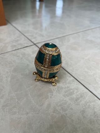 Uovo decorativo con cristalli