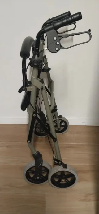 Andador plegable con asiento