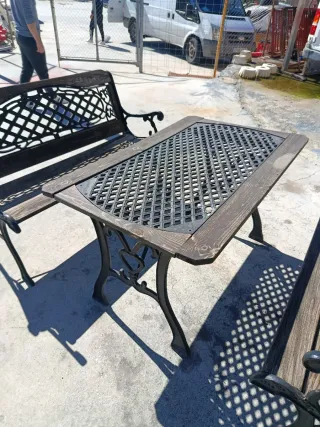 Conjunto mesa y bancos forja jardín.