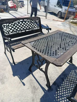 Conjunto mesa y bancos forja jardín.