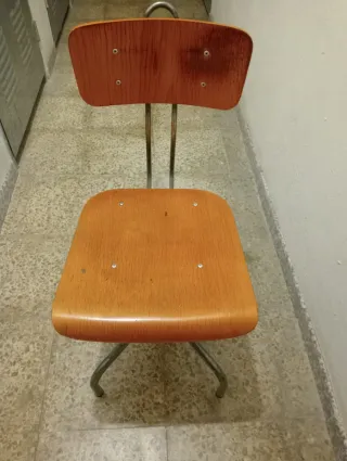 Dos Sillas de trabajo madera y metal