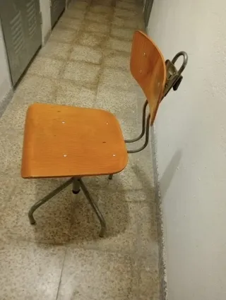 Dos Sillas de trabajo madera y metal