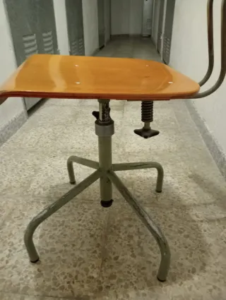 Dos Sillas de trabajo madera y metal