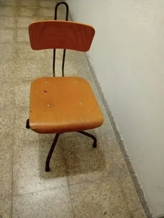 Dos Sillas de trabajo madera y metal