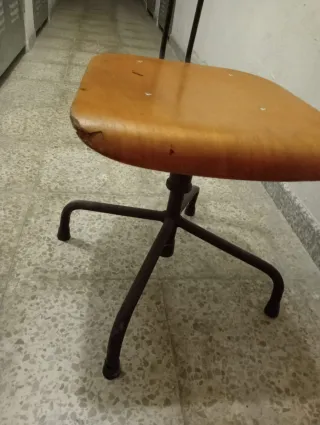 Dos Sillas de trabajo madera y metal