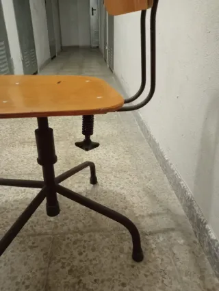 Dos Sillas de trabajo madera y metal