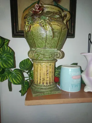 Jarrón de cerámica verde y amarillo