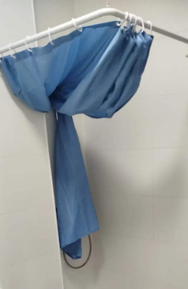 Barra y cortina de ducha azul