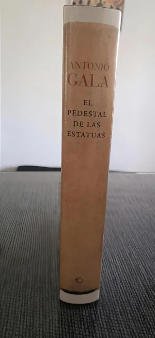 El pedestal de las estatuas