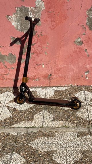 Patineta Patinete Scooter Negro Dorado