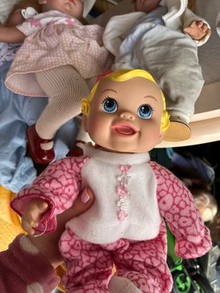 Muñeca bebé con pijama rosa que gatea