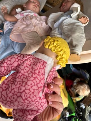 Muñeca bebé con pijama rosa que gatea