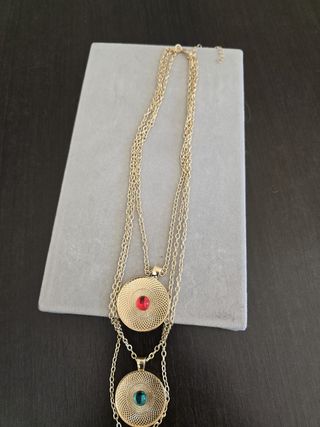 COLLAR MULTICAPAS CON ETIQUETA