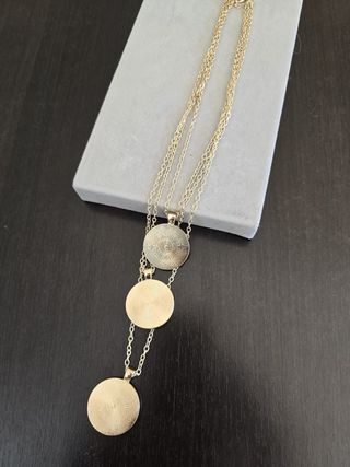 COLLAR MULTICAPAS CON ETIQUETA