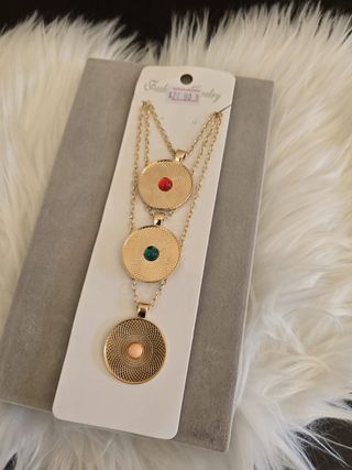 COLLAR MULTICAPAS CON ETIQUETA