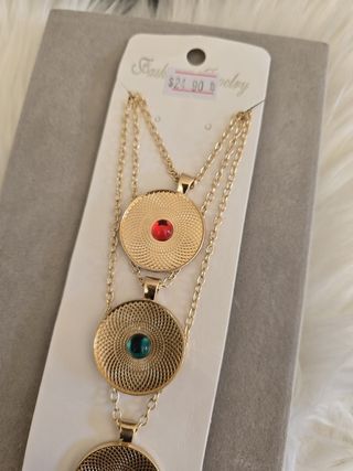 COLLAR MULTICAPAS CON ETIQUETA