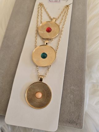 COLLAR MULTICAPAS CON ETIQUETA