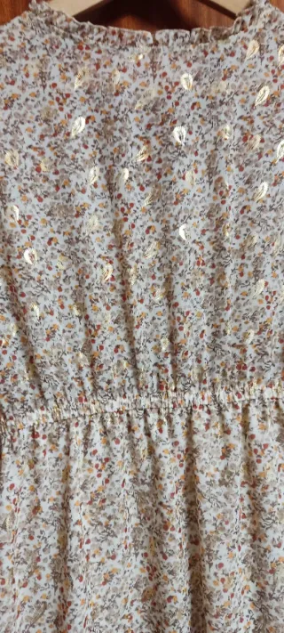 Vestido estampado floral con detalles dorados