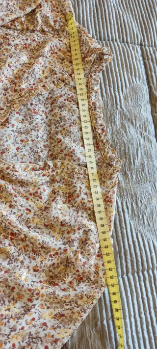 Vestido estampado floral con detalles dorados